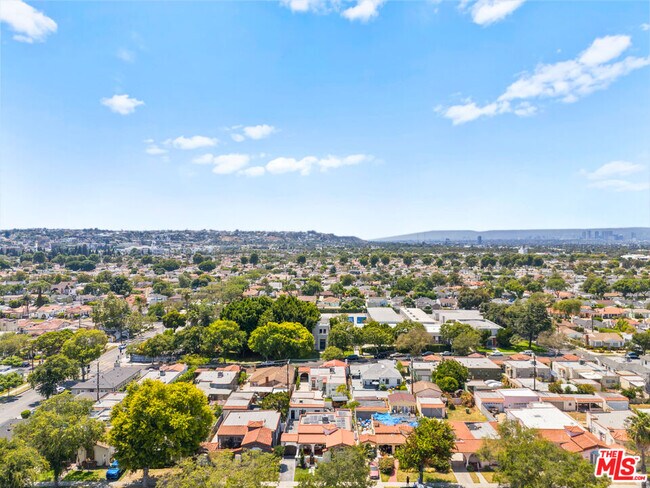 Building Photo - 3871 Roxton Ave