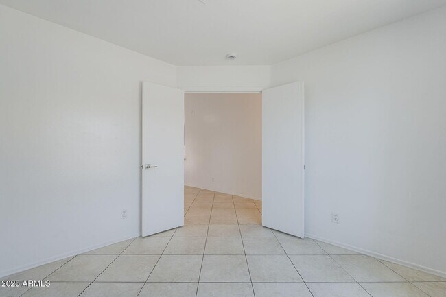 Building Photo - 678 S Silver Dr