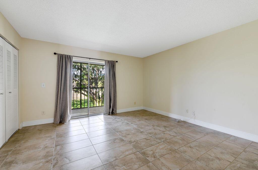 Building Photo - 1529 Meadows Cir W