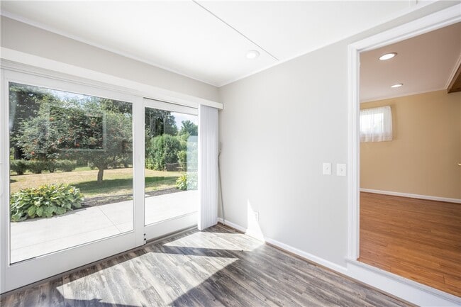 Building Photo - 503 Pineview Dr