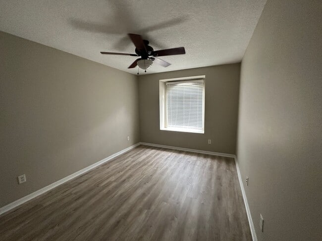 Building Photo - Lovely  3/2.5 Home w/ 2nd floor loft and f...