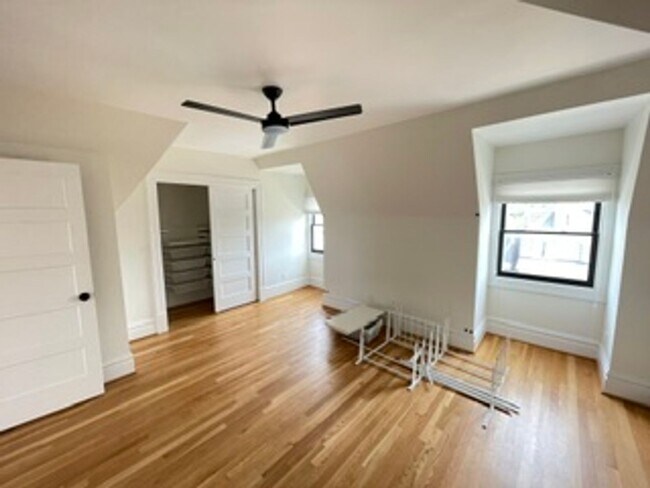 Building Photo - Large tri-level home in excellent condition.  4+ bedrooms, 3.5 bathrooms.