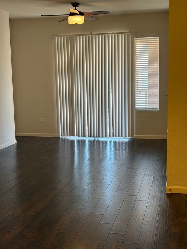 Building Photo - Amazing unfurnished 2 bedroom condo at Par...