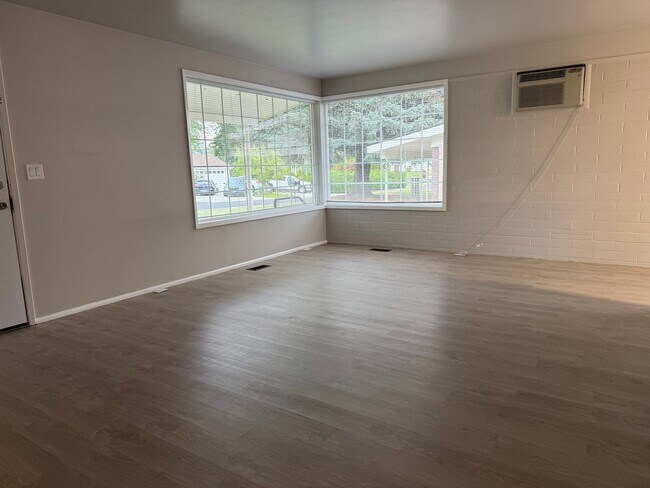 Building Photo - 4210 W Chestnut Ave