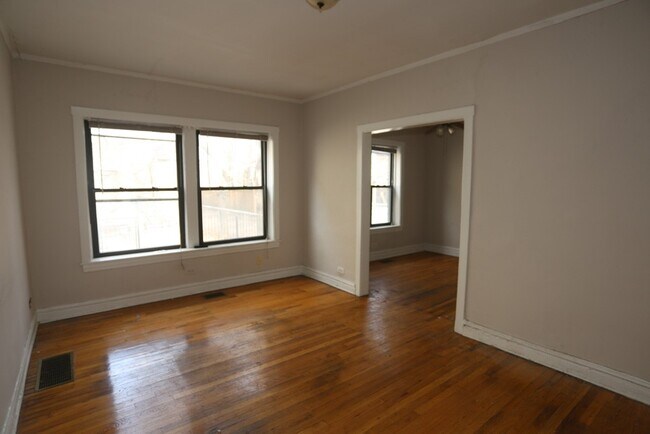 Building Photo - 6265 W Cornelia Ave