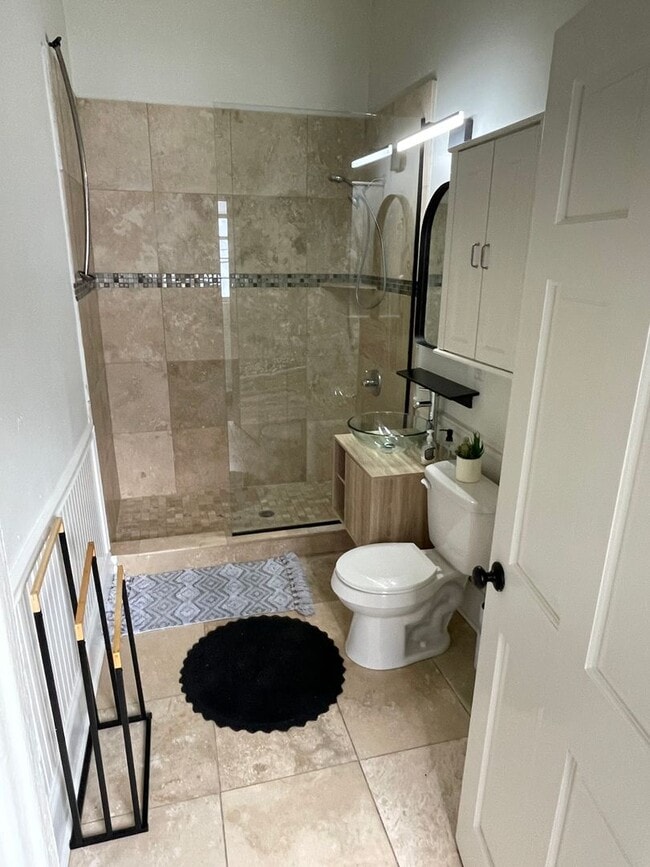 Building Photo - Fully Furnished 1BD/1BA, Walk to French Quarter