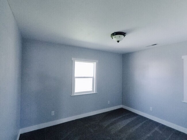 Building Photo - Updated Cozy Cottage