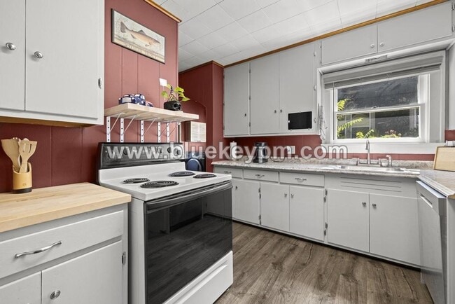 Building Photo - Fabulous Bungalow with 2 Beds, 1.5 Bathroo...