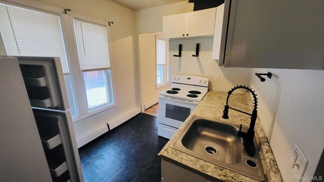 Building Photo - 122 Smith St