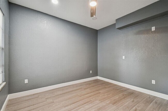 Building Photo - 6810 N Navin Ave