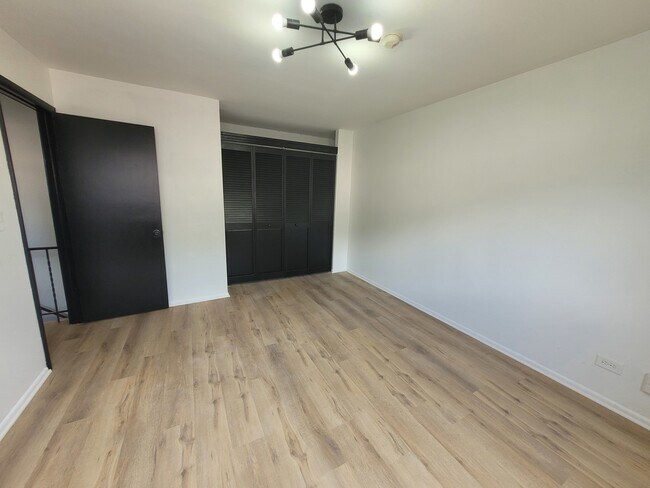 Building Photo - 2402 Algonquin Rd