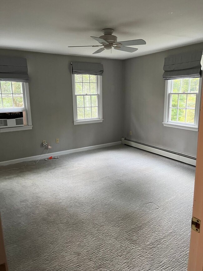 Building Photo - Executive 4 Br / 2.5 Ba Executive Colonial in Sandwich