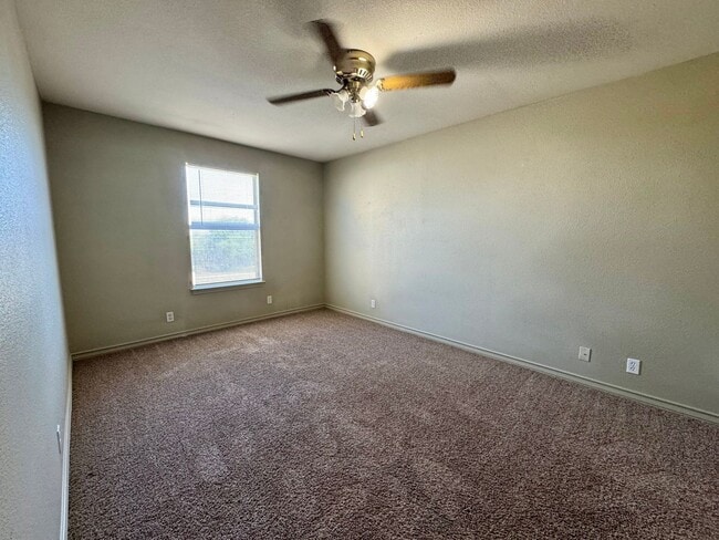 Building Photo - 220 Sandstone Dr