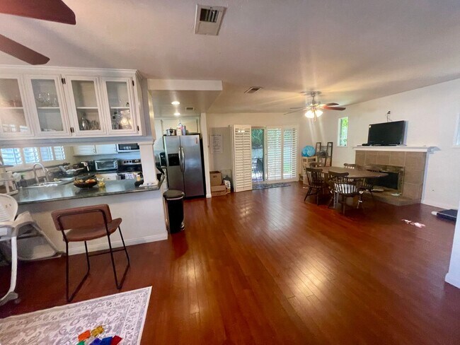 Building Photo - Gorgeous South West Escondido Home! $4,200/Month.  Pets Allowed - Text 619-889-8400
