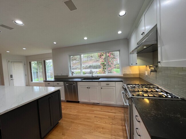 Building Photo - Incredible Sexton Mountain/Murray Hills 4 bed, 3 bath Home! + HUGE BONUS ROOM! Fenced Yard, updat...