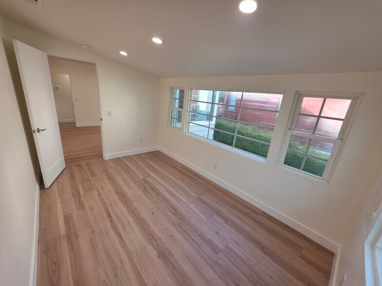 Building Photo - 2913 W Riverside Dr