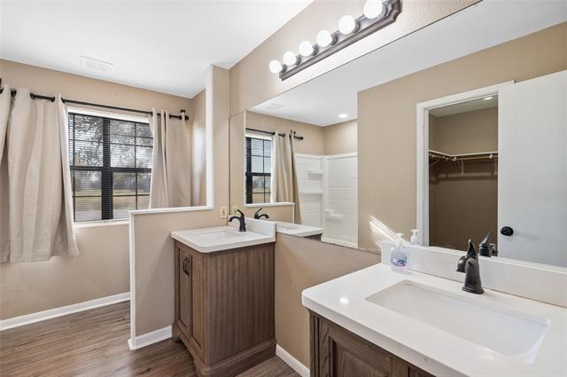 Building Photo - 208 W Maple St