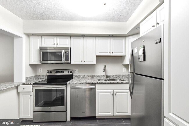 Building Photo - 5904 Mt Eagle Dr