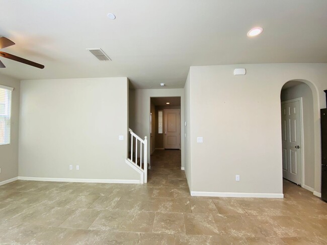 Building Photo - $2,195 DeWolf & Barstow, 3 Bedroom - Joy Dr, Clovis / Community Pool