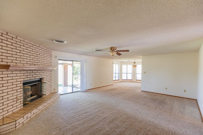 Building Photo - Beautiful Home on the Golf Course