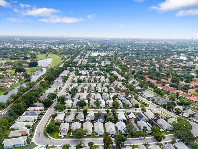 Building Photo - 2707 Pinewood Ct