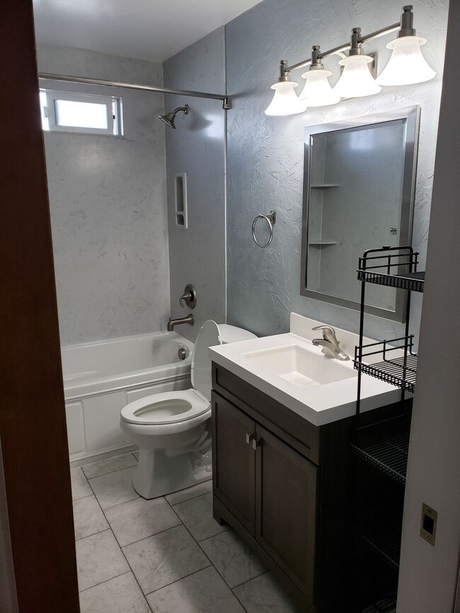 Building Photo - 3 bedroom 1 bath *****Great location!