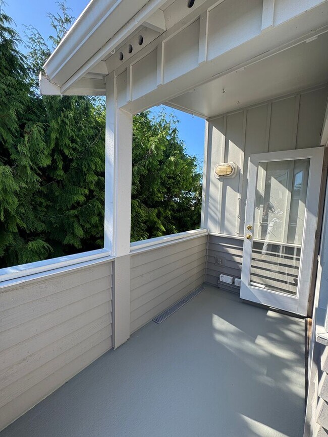 Building Photo - 2bd/2ba Edmonds Condo