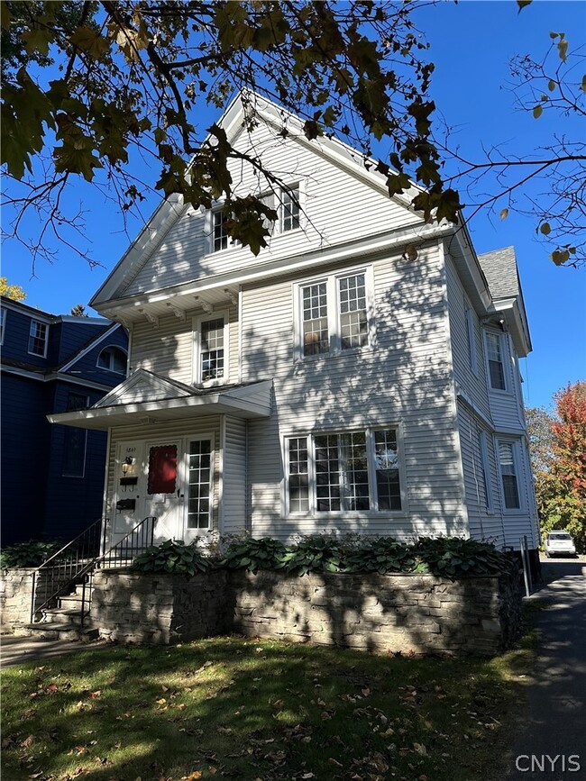 Building Photo - 1801 James St