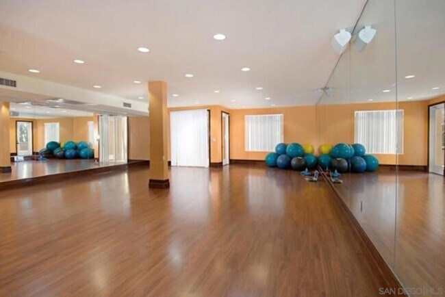 Building Photo - Luxury living in beautiful UTC, Spacious 2...