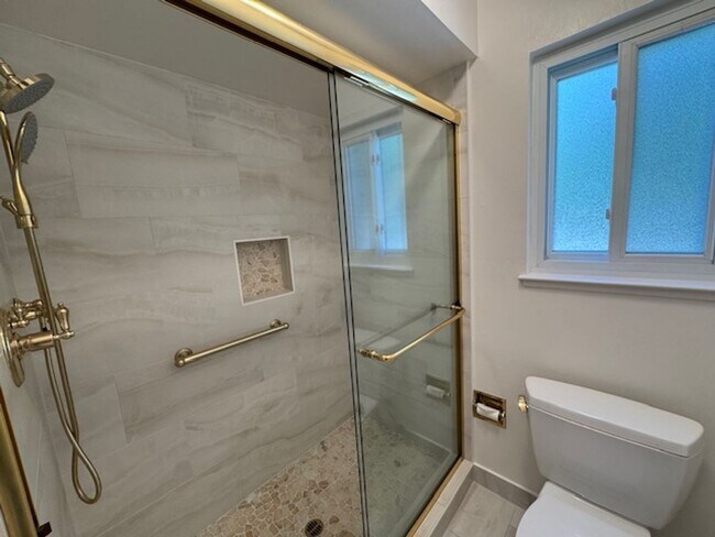 Building Photo - Single level home with pool in Whitegate c...