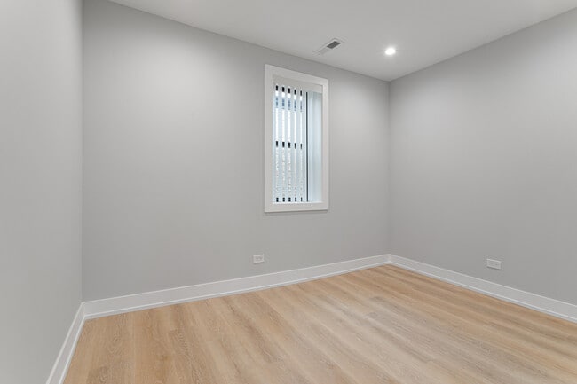 Building Photo - 1556 W Juneway Terrace