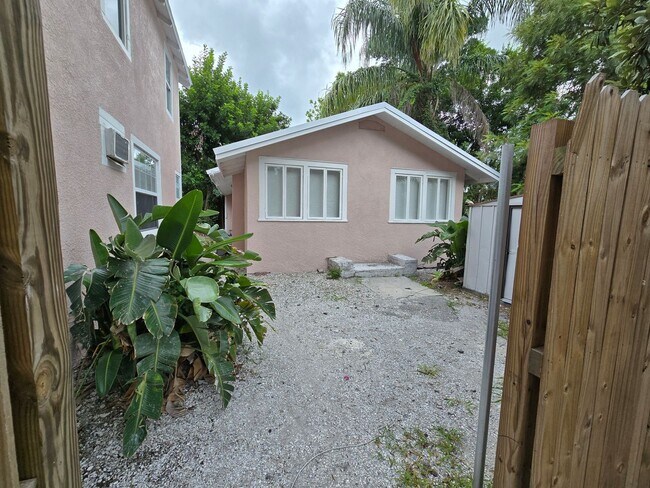 Building Photo - Charming Cottage Style 2 bed/1 bath Home N...