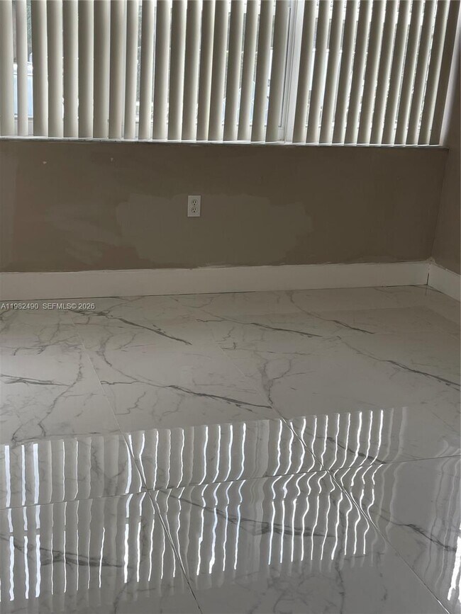 Building Photo - 881 NE 156th Terrace