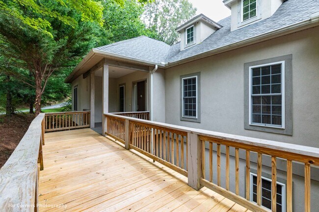 Building Photo - 370 Country Club Dr