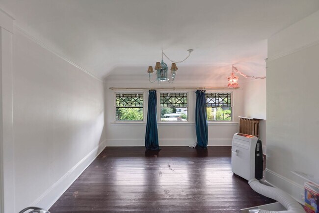 Building Photo - Big Charm in Madison Valley 4 bd 3 ba