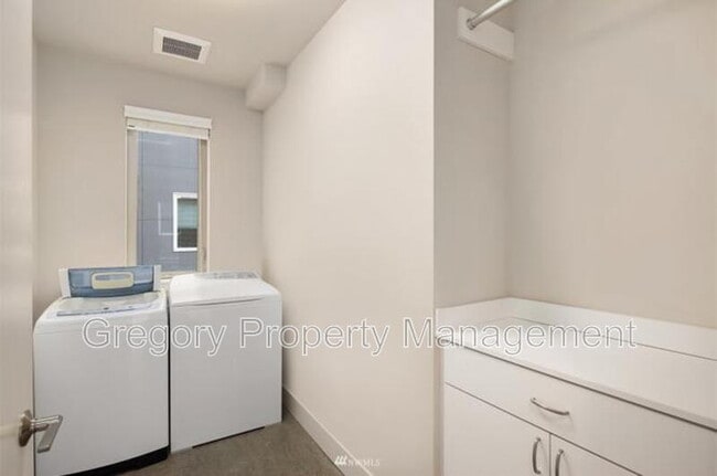 Building Photo - 732 Boylston Ave E