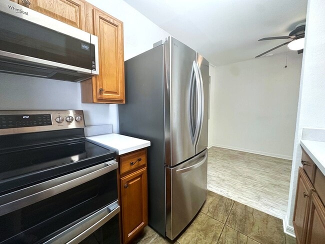 Building Photo - On Island, Close to Historic District & Be...
