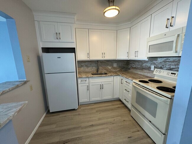Building Photo - 100 Shore Ct