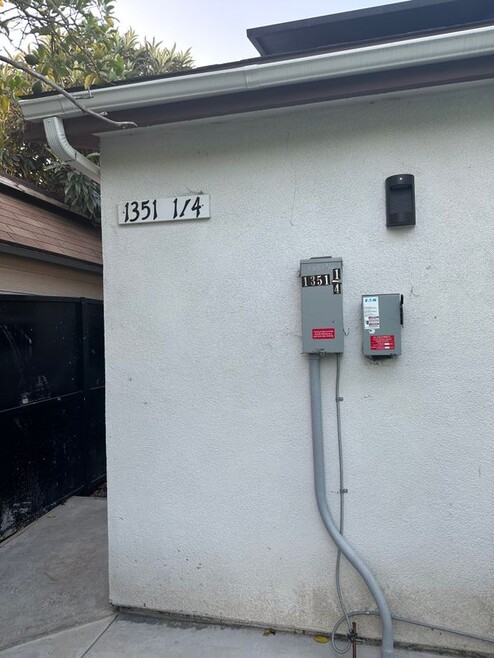 Building Photo - 1351 1/4 E 41st Pl