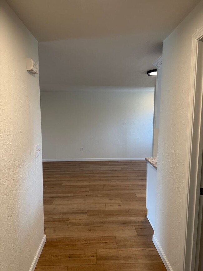 Building Photo - Updated 3 bedroom 1 bath duplex in Junction City!