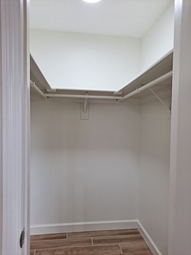 Building Photo - UPDATED 3BR 2BA WITH 2 CAR GARAGE FOR RENT