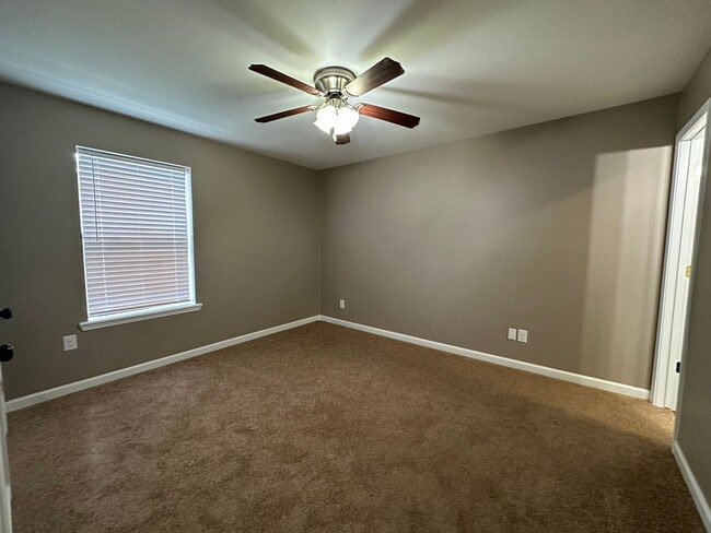 Building Photo - Welcome to this charming 3-bedroom, 2-bath...