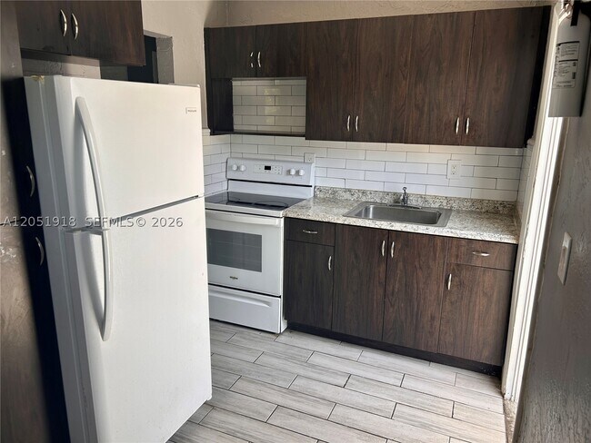 Building Photo - 3070-3072 NW 12th Ct