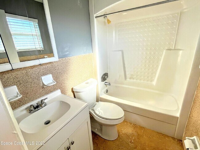 Building Photo - 2 bedroom 2 bathroom duplex available for rent