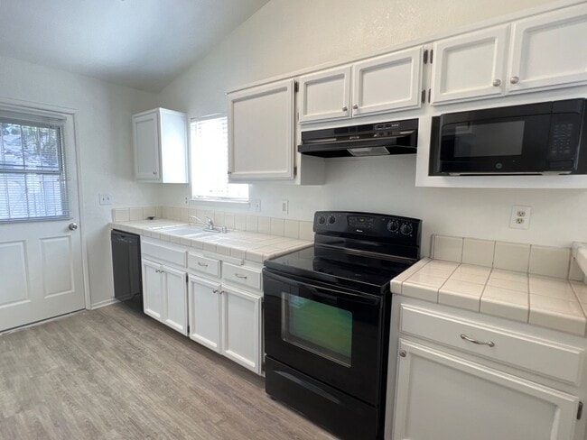 Building Photo - SOUTHWEST BAKERSFIELD **SINGLE STORY**
