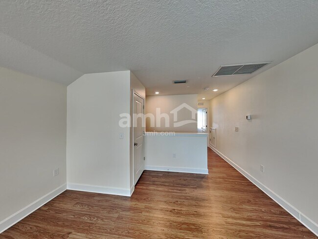 Building Photo - 511 Pine Terrace Dr