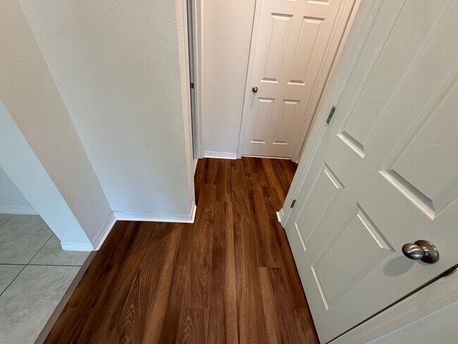 Building Photo - 5 bedroom 3.5 Bath House on Oakland Trails...