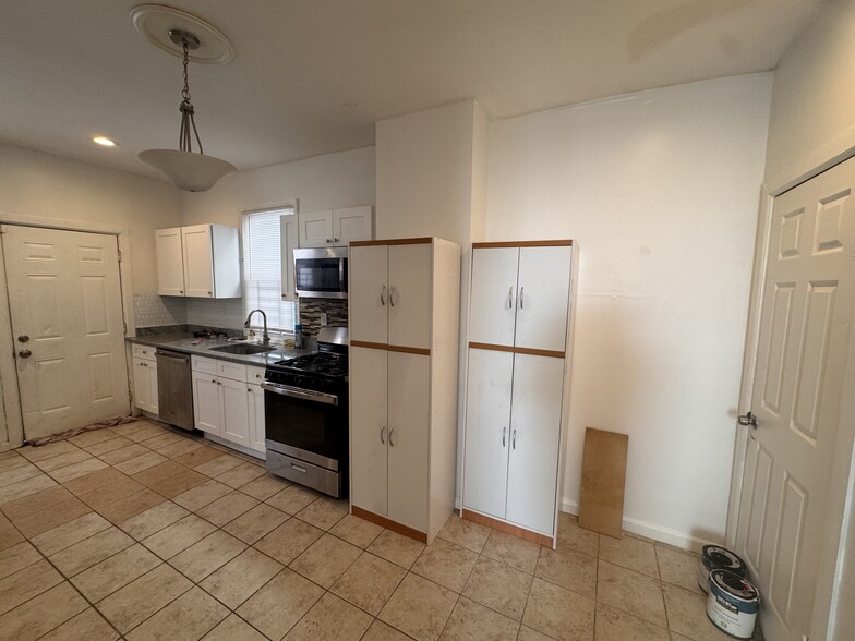 Building Photo - 115 Mead St