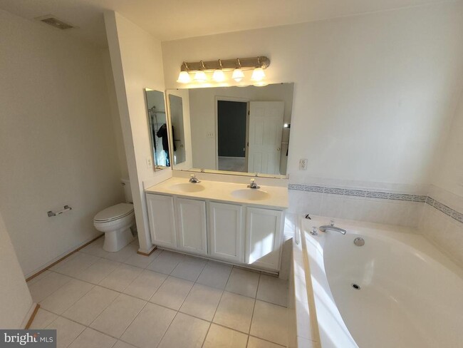 Building Photo - 4008 Spirea Ct