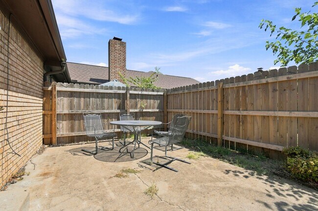 Building Photo - 501 W Albuquerque St